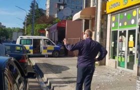 ქუთაისში კორპუსის ჩამონგრეული ფასადი გამვლელს თავში დაეცა