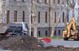 ჭავჭავაძის გამზირი ისევ გადათხარეს - მერიას სანიაღვრე არხები დაავიწყდა