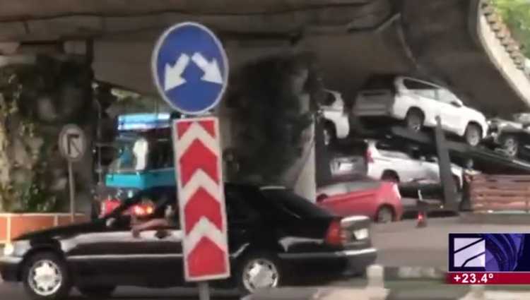 გმირთა მოედნის ესტაკადის ქვეშ სატვირთო მანქანა გაიჭედა