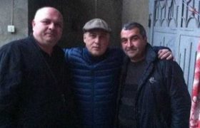 ნიკა გვარამია - "მარჯვნივ მოძალადე პოლიციელია, შუაში - მისი ძმაკაცი მინისტრი ზალკალიანი" ნიკა გვარამია - "მარჯვნივ მოძალადე პოლიციელია, შუაში - მისი ძმაკაცი მინისტრი ზალკალიანი"