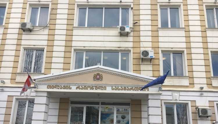 გოჩა წელაურის და მისი შვილის ცემისთვის დაკავებული არასრულწლოვანი გირაოთი გამოუშვეს, 2 პირს პატიმრობა შეუფარდეს