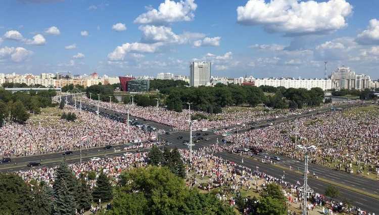 "წადი!" - ლუკაშენკოს წინააღმდეგ მინსკში 200.000 ადამიანი გამოვიდა