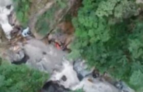 "მიკროავტობუსი გაჩერებელ სატვირთოს დაეჯახა და იმიტომ გადაიჩეხა" - ხევსურეთის ტრაგედიის ახალი დეტალები "მიკროავტობუსი გაჩერებელ სატვირთოს დაეჯახა და იმიტომ გადაიჩეხა" - ხევსურეთის ტრაგედიის ახალი დეტალები