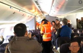 "თვითმფრინავი შტორმში მოყვა, მგზავრები დაზაფრულები, პანიკაში. ზოგი ტირის, ზოგი ლოცულობს, ზოგს გულყრა აქვს..."
