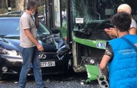 ჭავჭავაძეზე მანქანა ავტობუსს დაეჯახა ჭავჭავაძეზე მანქანა ავტობუსს დაეჯახა