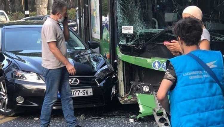 ჭავჭავაძეზე მანქანა ავტობუსს დაეჯახა