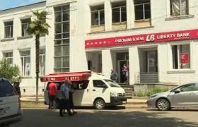 "ლიბერთი ბანკი თაღლითია, 50.000 გადავიხადეთ, მაგრამ ოქროს არ აბრუნებს" - რა ხდება ოზურგეთში