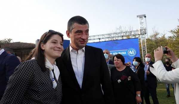 "პირბადე მიკეთია ყოველთვის"- რას ამბობს გახარია და რაზე მეტყველებენ ფოტოები