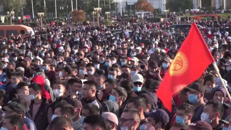 ბიშკეკში დემონსტრანტებმა ყოფილი პრეზიდენტი ატამბაევი გაათავისუფლეს