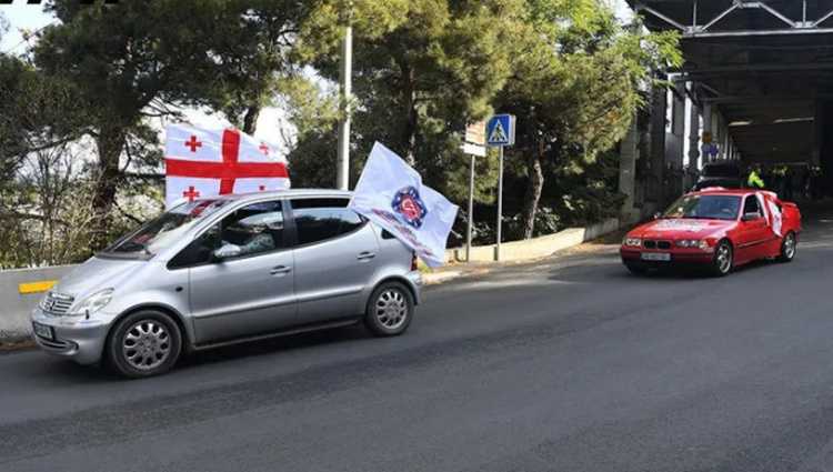 “ევროპული საქართველოს” ავტომარშმა სახელწოდებით “დაუპიპინე ბიძინას” ბიძინა ივანიშვილის ბიზნესცენტრთან გადაინაცვლა