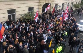 თბილისელმა სომხებმა მთავარ არხთან საპროტესტო აქცია გამართეს