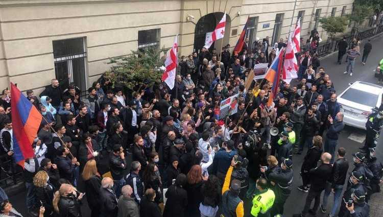 თბილისელმა სომხებმა მთავარ არხთან საპროტესტო აქცია გამართეს