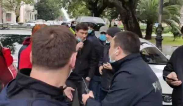 დაპირისპირება აჭარის მთავრობის სახლთან - რამდენიმე პირი დააკავეს