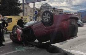 გორის ცენტრში მანქანა ამოტრიალდა