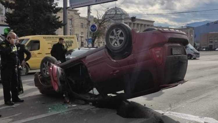 გორის ცენტრში მანქანა ამოტრიალდა