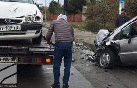 ზუგდიდში ერთმანეთს 3 მანქანა დაეჯახა