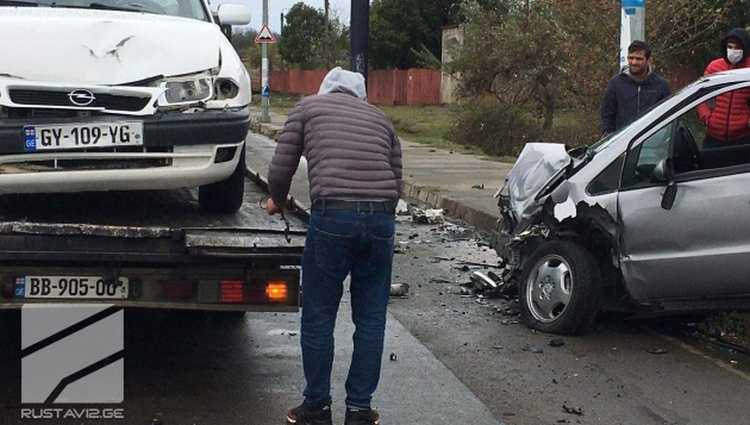 ზუგდიდში ერთმანეთს 3 მანქანა დაეჯახა