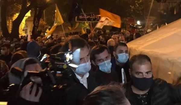 ბათუმში აქციის მონაწილეებმა კარავი გაშალეს და კასრებში ცეცხლი დაანთეს