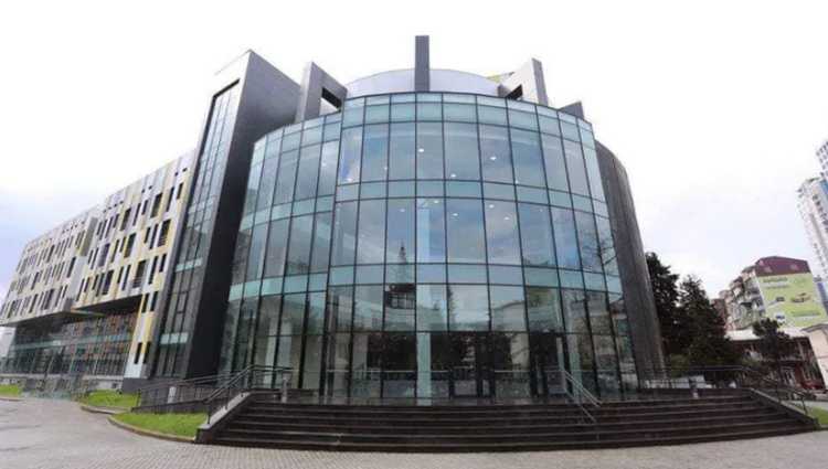 73 წლის მამაკაცი, რომელიც ბათუმის კლინიკიდან გადავარდა, გარდაიცვალა