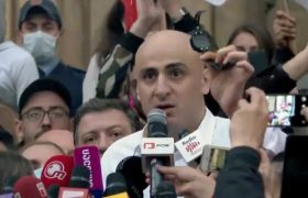 ნიკა მელიამ აქციაზე ელექტრონული სამაჯური მოიხსნა ნიკა მელიამ აქციაზე ელექტრონული სამაჯური მოიხსნა