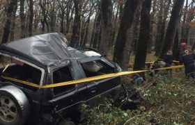 ქუთაისთან, მუხნარის ტყეში, მანქანა ხეს შეეჯახა - მამა-შვილი კლინიკაში გადაიყვანეს ქუთაისთან, მუხნარის ტყეში, მანქანა ხეს შეეჯახა - მამა-შვილი კლინიკაში გადაიყვანეს