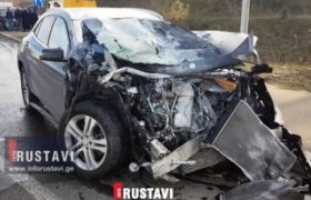 რუსთავთან ტოიოტა მერსედესს დაეჯახა - 3 ადამიანი დაშავდა რუსთავთან ტოიოტა მერსედესს დაეჯახა - 3 ადამიანი დაშავდა