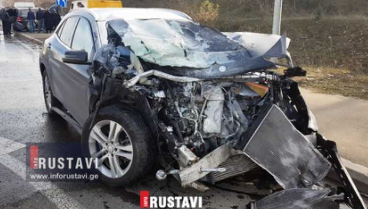 რუსთავთან ტოიოტა მერსედესს დაეჯახა - 3 ადამიანი დაშავდა