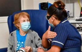 პირველი მოქალაქე, რომელიც კოვიდ 19-ზე აცრეს, 90 წლის მარგარეტ კინანი გახდა