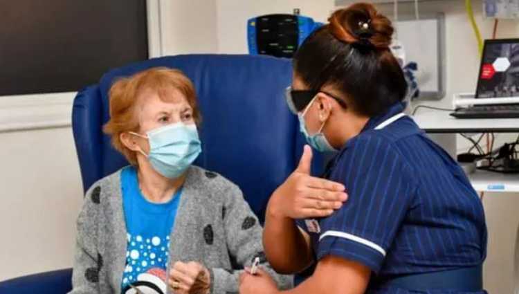პირველი მოქალაქე, რომელიც კოვიდ 19-ზე აცრეს, 90 წლის მარგარეტ კინანი გახდა