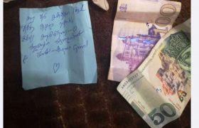 "შოკში ვართ, სიტყვები არ მყოფნის...." - რა იპოვეს კარის სახელურზე ერთ ოჯახში