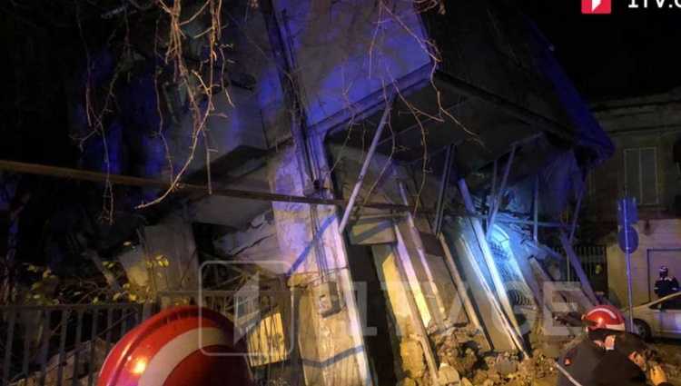 თბილისში ორსართულიანი სახლი ჩამოინგრა