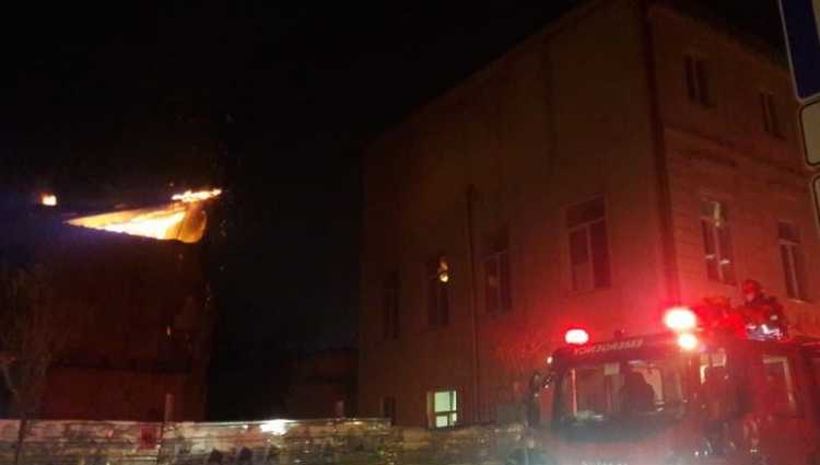 ჩუბინაშვილზე სახლის სახურავს ცეცხლი გაუჩნდა