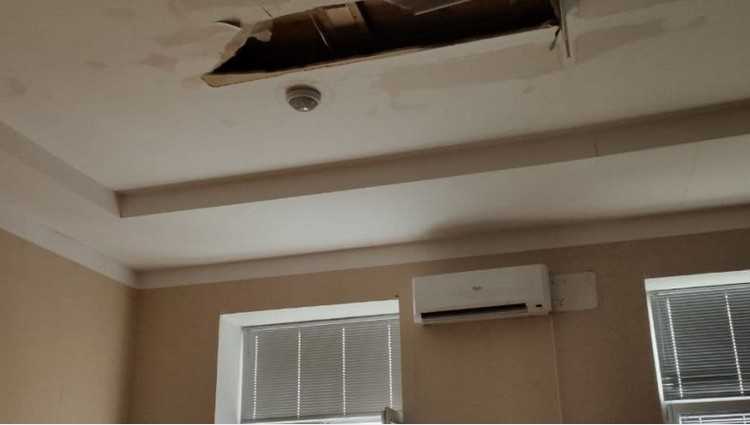 ქუთაისის მერიაში ჭერი ჩამოინგრა