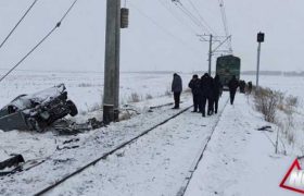 მანქანა მოცურდა და მას მატარებელი დაეჯახა - 40 წლის ცოლ-ქმარი მძიმედ დაშავდა