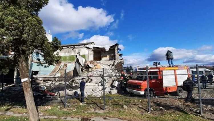 ზუგდიდში 10 წლის გოგონა ნანგრევებიდან გამოიყვანეს - დევნილთა სახლი ჩამოინგრა