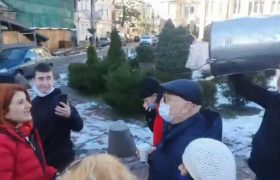 დეპუტატ ირაკლი ჩავლეიშვილს ბათუმში თავზე ნაგავი დააყარეს დეპუტატ ირაკლი ჩავლეიშვილს ბათუმში თავზე ნაგავი დააყარეს