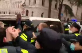 პარლამენტთან აქციაზე 5 აქტივისტი დააკავეს