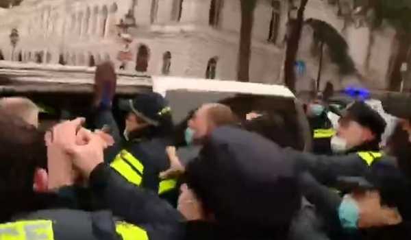 პარლამენტთან აქციაზე 5 აქტივისტი დააკავეს