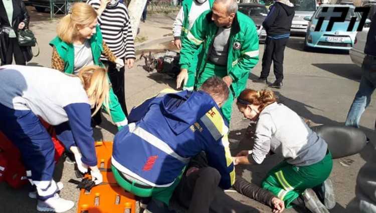 თბილისში ბელიაშვილზე მანქანა მოპედს დაეჯახა