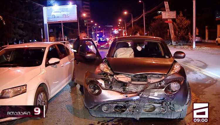 თბილისში ჭავჭავაძეზე 3 მანქანა შეეჯახა ერთმანეთს - 2 ადამიანი დაშავდა