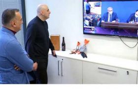 ნიკა მელია - „ოცნების“ წევრები ხელის ცახცახით მიაჭერენ ღილაკს, მერე მურუსიძეს დაურეკავენ, რომ მელია არ დაიჭიროს“ ნიკა მელია - „ოცნების“ წევრები ხელის ცახცახით მიაჭერენ ღილაკს, მერე მურუსიძეს დაურეკავენ, რომ მელია არ დაიჭიროს“