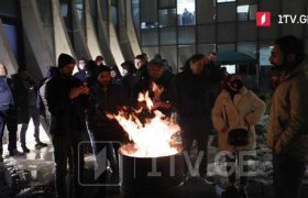 ნაცმოძრაობის ოფისთან კასრებში ცეცხლი დაანთეს