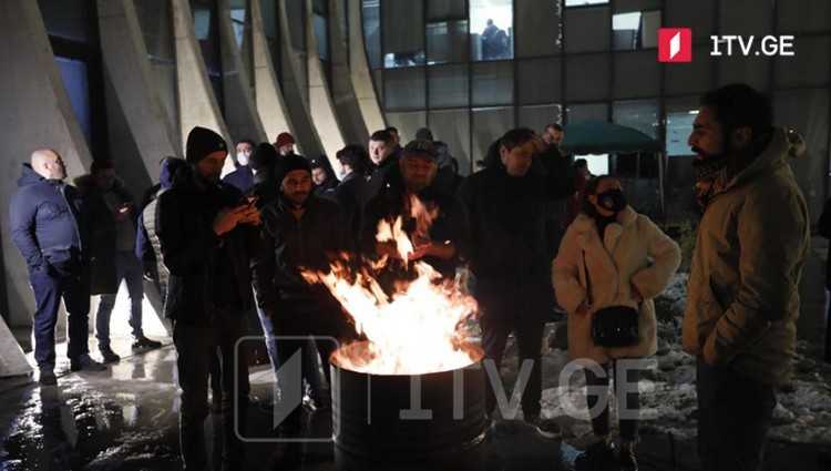 ნაცმოძრაობის ოფისთან კასრებში ცეცხლი დაანთეს