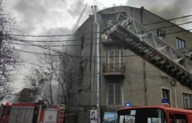 ხუდადოვზე დაიწვა 2 ბინა და სახურავი