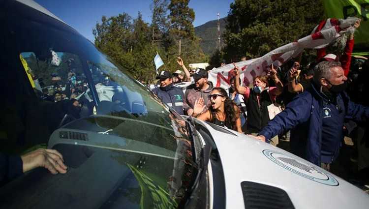 არგენტინის პრეზიდენტს თავს დაესხნენ