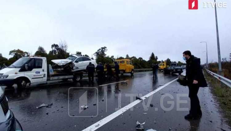 დიდი ავარია ქობულეთი-ბათუმის გზაზე - 6 მანქანა შეეჯახა ერთმანეთს