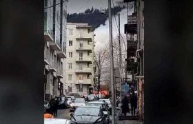 ბესიკის ქუჩაზე საცხოვრებელი სახლი იწვის