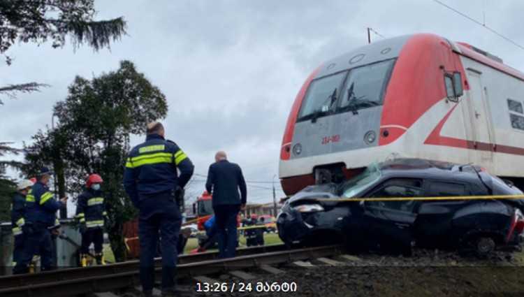 ზუგდიდში მატარებელი მანქანას დაეჯახა - მძღოლი კლინიკაში გადაიყვანეს