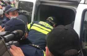 პოლიციამ "ქართული ოცნების" ოფისთან აქტივისტები დააკავა