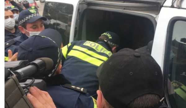 პოლიციამ "ქართული ოცნების" ოფისთან აქტივისტები დააკავა